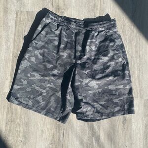 Lululemon Pacebreaker lined men’s Camouflage Athletic Shorts in Black and Gray